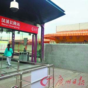 地铁站旁通道行李箱堆积现象，见证时代变迁与自信之光