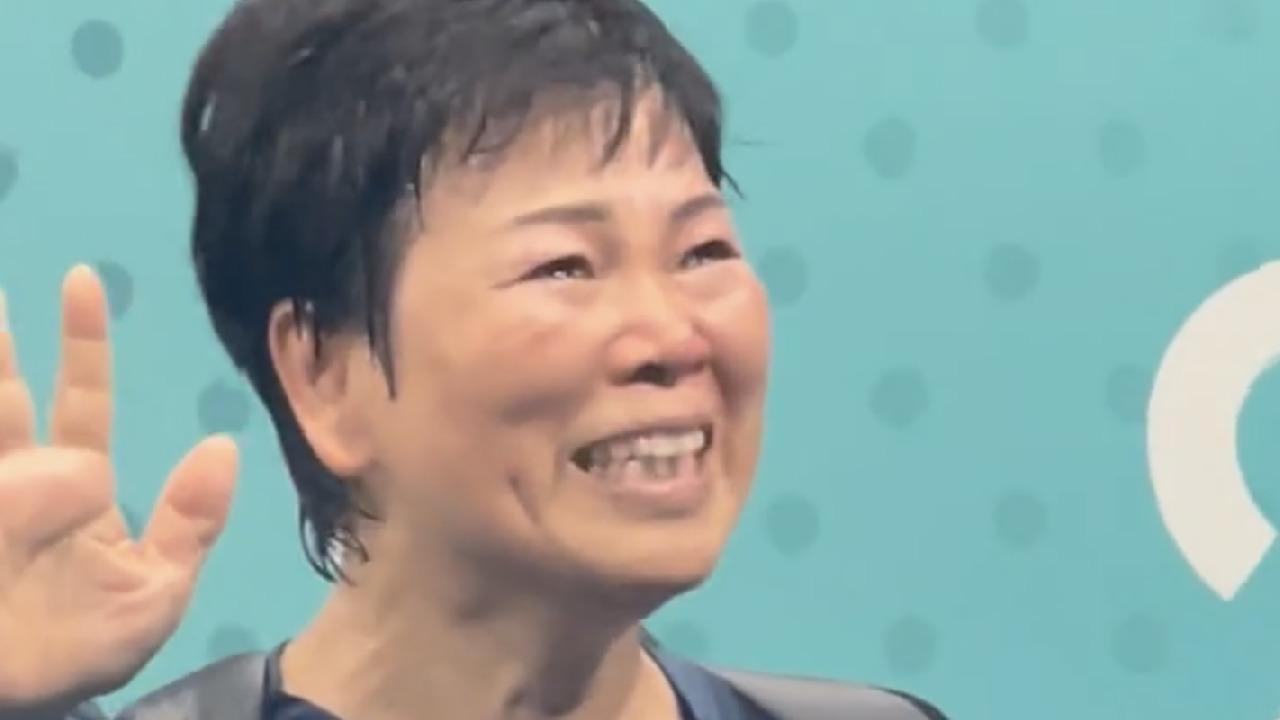 倪夏莲告别家乡泪洒告别仪式现场