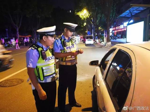 最新交警夜查视频，变化带来自信，路上的笑声见证成就感