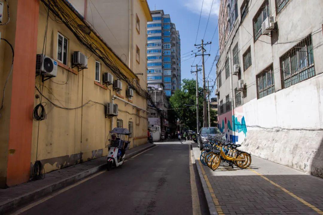 足球裁判新规详解，小巷深处法则与美食秘境探索