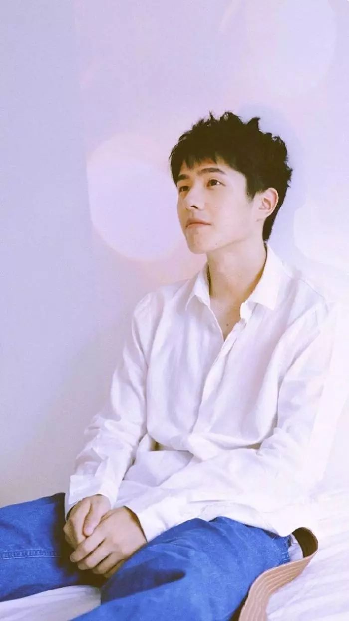 杨洋最新阳光少年照片魅力四溢，展现无限魅力