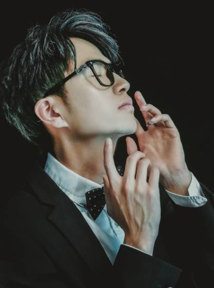 薛之谦最新写真高清，温馨日常故事照片亮相！