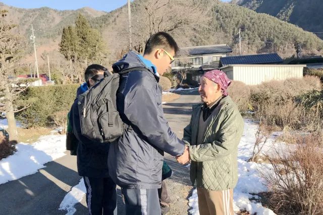 冷荣泉最新之旅，拥抱自然美景的轻松之旅