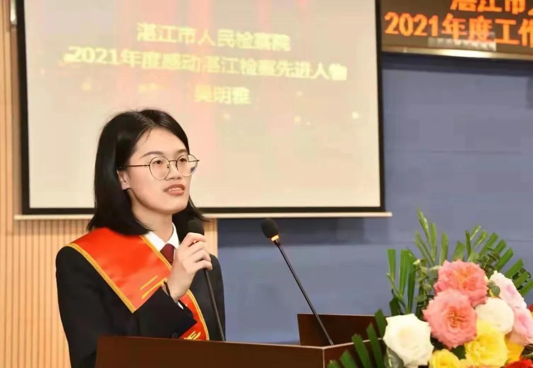 女明星的日常，星光下的温暖与陪伴