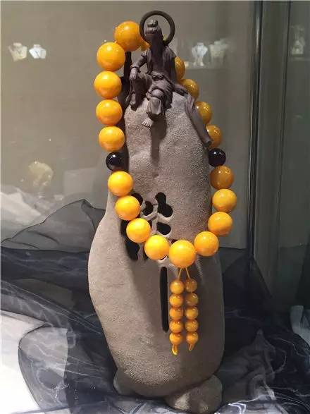 明星佩戴蜜蜡，自然美景与心灵之旅的图片展示