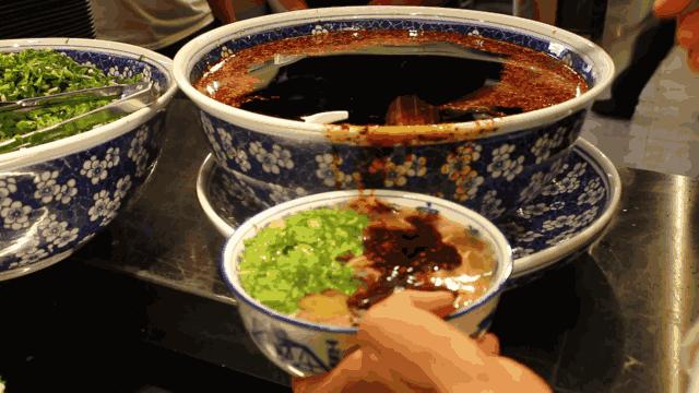 中国最新美食大盘点，各地佳肴一网打尽！