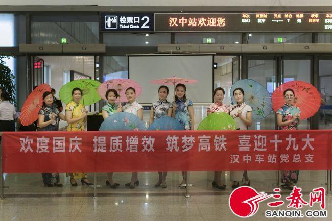 时尚与亲情交织，最新走秀图展现奇妙碰撞之美
