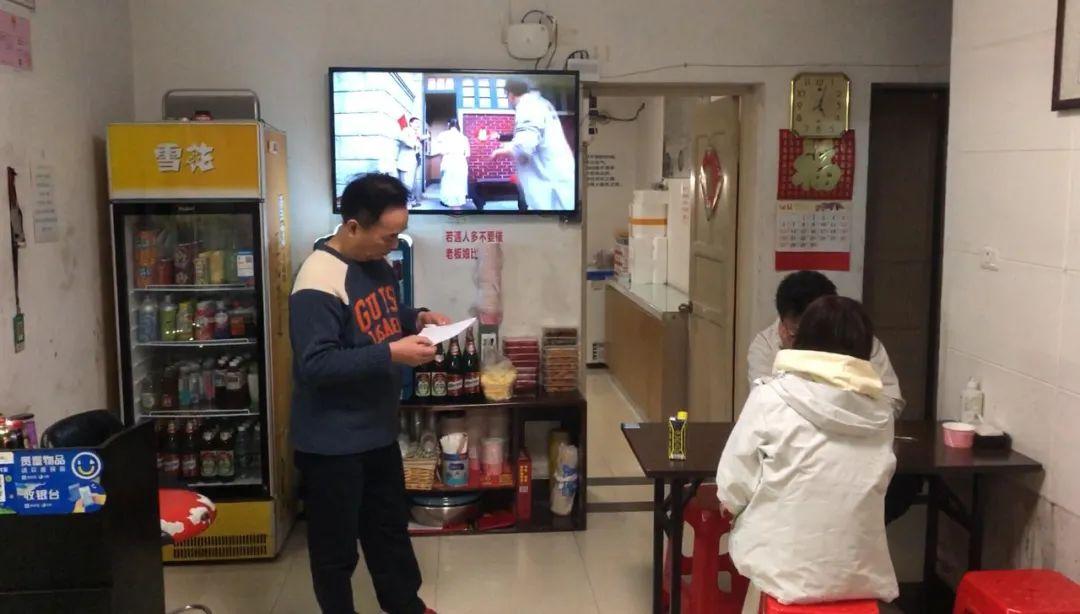 丁克明星与小巷特色小店的神秘魅力