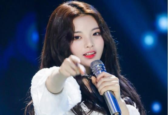 演员黄依依，演艺之路的闪耀之星