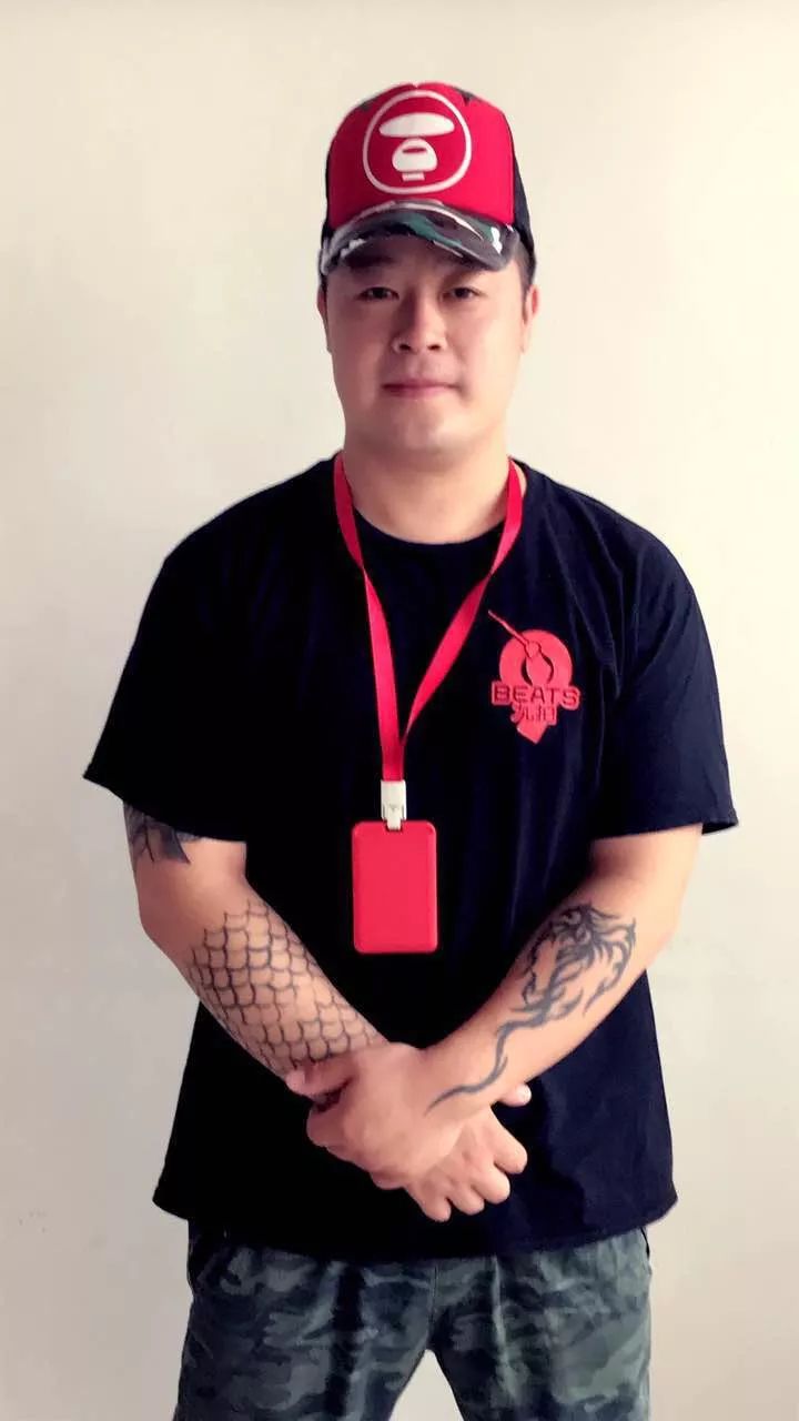 何鹏最新动态，时尚潮流引领者展现魅力风采